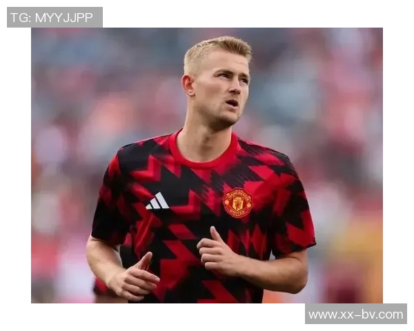 德里赫特社交媒体分享庆祝照片感谢曼联球迷支持艰难比赛后的喜悦